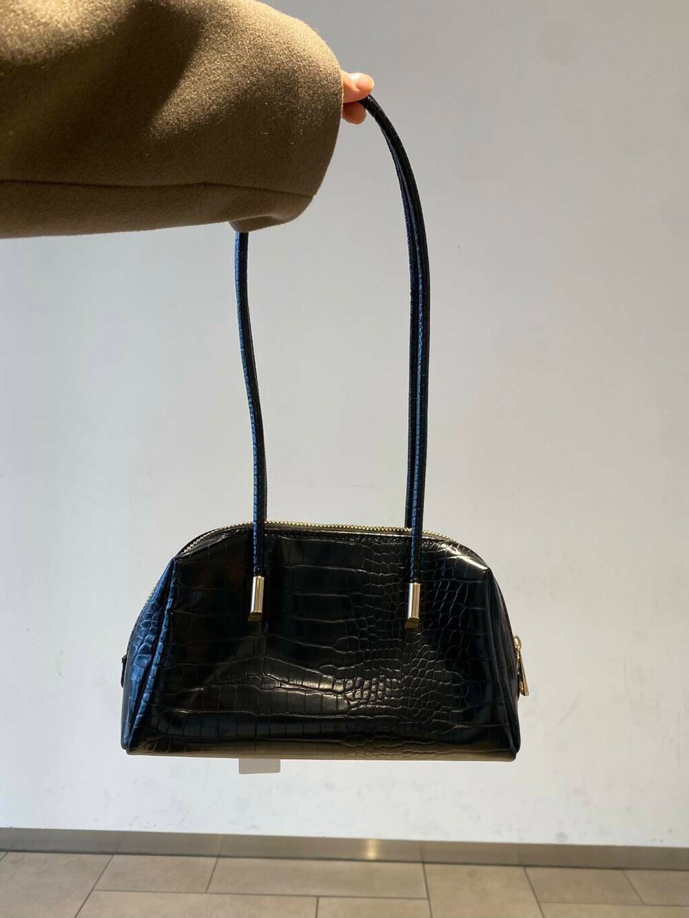 ブルー系のカーディガン/ボレロ、ブラック系のブーツ、ホワイト系のスカートを着用したレディースの冬コーディネートの5枚目の写真