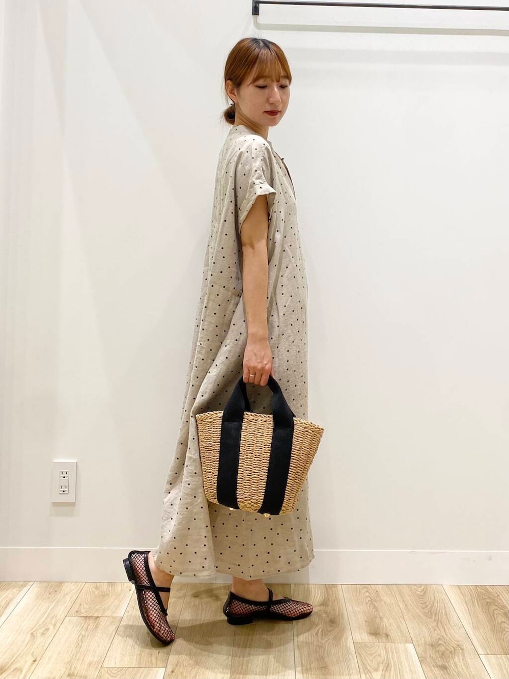 「RODE SKOのナチュラルカゴバッグ（ハンドバッグ、ベージュ系）」を使った、naoさん（レディース・158cm）の春コーディネートの2枚目の写真