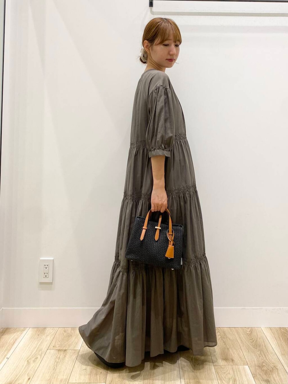 「RODE SKOのチャーム付メッシュミニバッグ（ハンドバッグ、ブラック系）」を使った、naoさん（レディース・158cm）の夏コーディネートの2枚目の写真