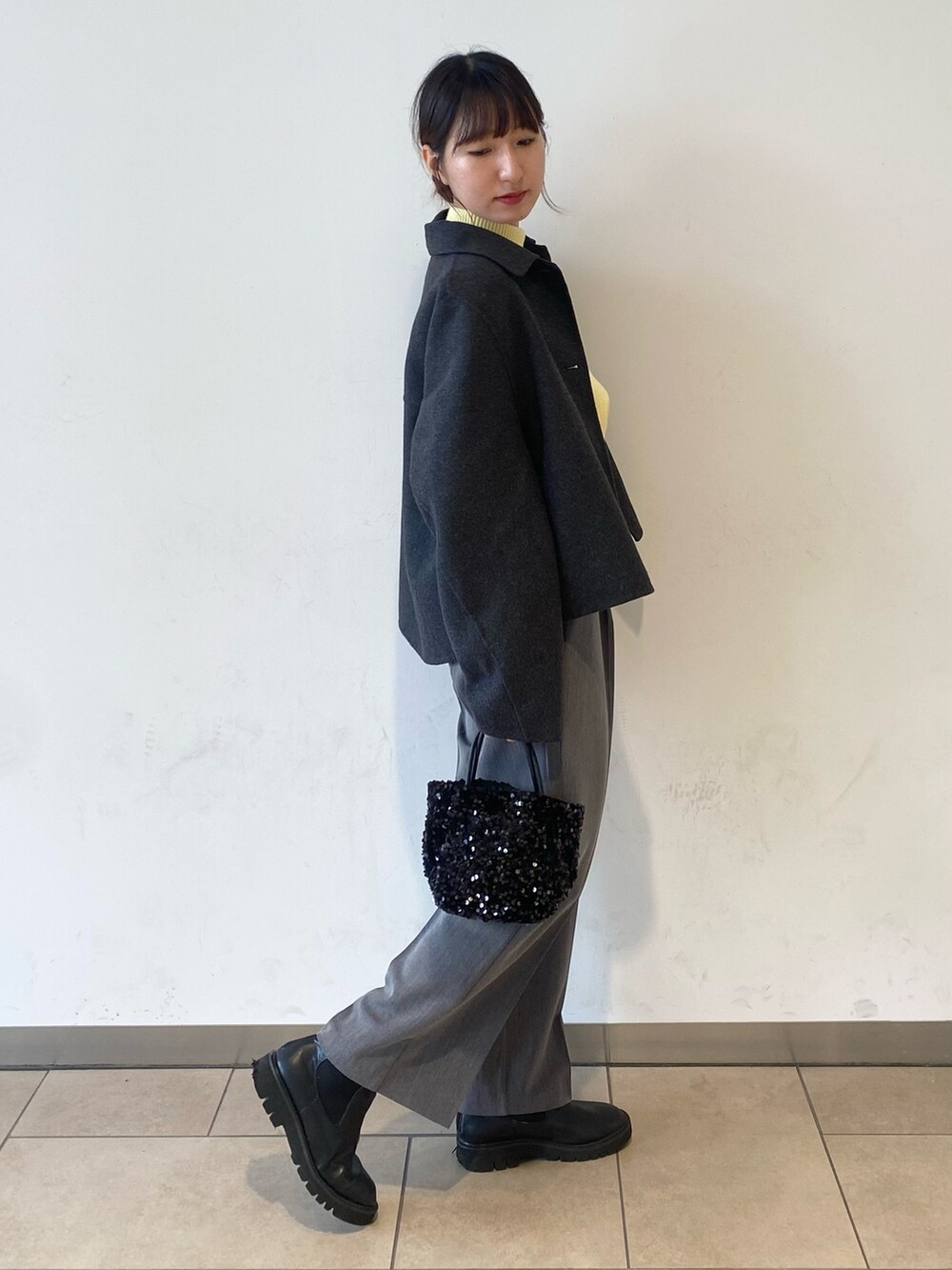 「ハロウィン、秋服、オトナカワイイ、カラーコーデ、休日スタイル、オトナカジュアル、きれいめコーデ、ストレートパンツ、ブーツ、ブルゾン、カラーニット、センスオブプレイス、SENSEOFPLACE、アーバンリサーチ、ロデスコ」|「SENSE OF PLACE by URBAN RESEARCHのストレッチショルダータックセーター(ニット/セーター、イエロー系)」を使った、naoさん(レディース・158cm)の秋コーディネートの2枚目の写真
