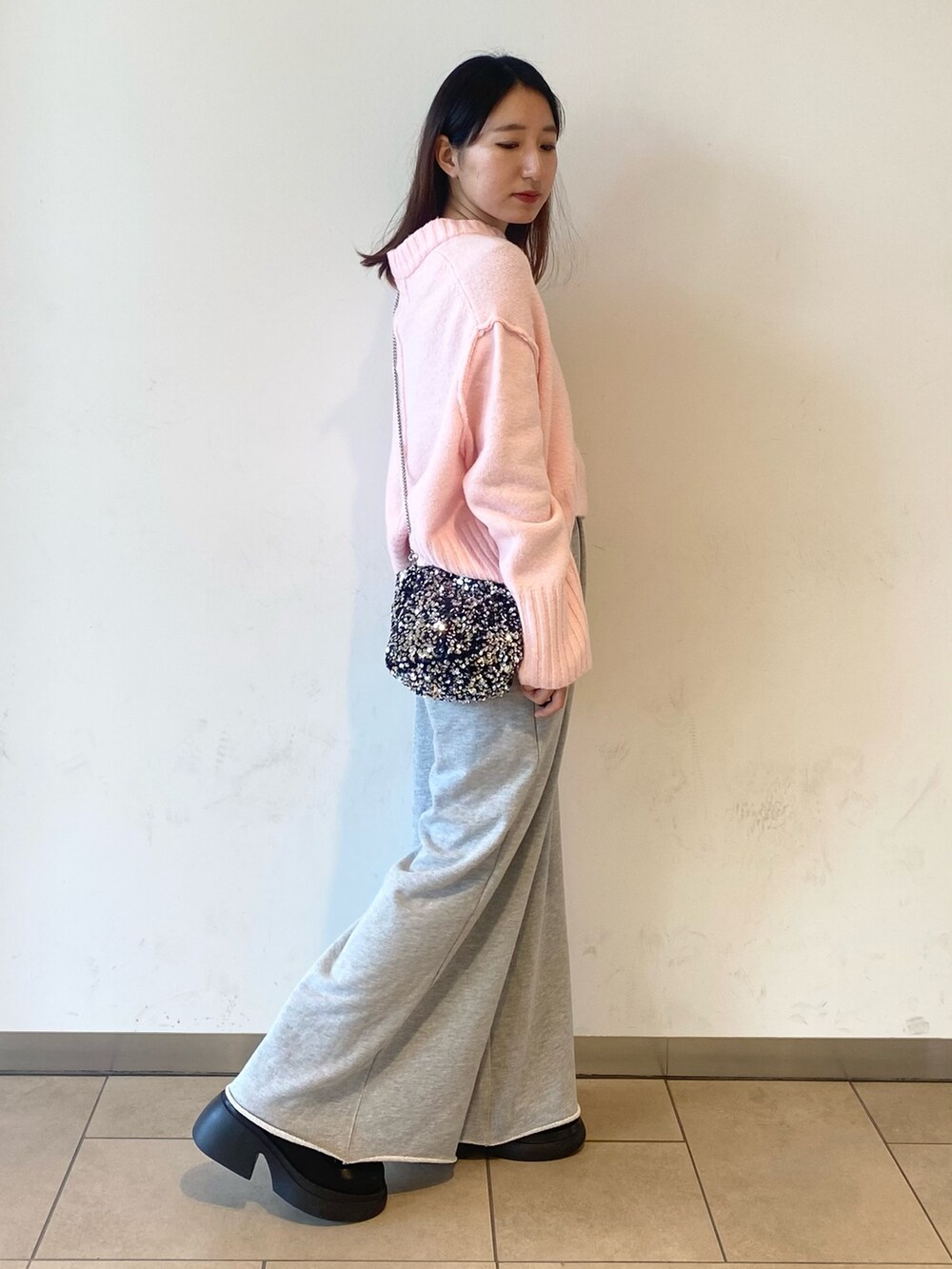 「クリスマスに着たい服、韓国ファッション、お出かけコーデ、ラクチンコーデ、休日スタイル、ブーツスタイル、ピンク、スウェット、きれいめカジュアル、プチプラ、淡色コーデ、センスオブプレイス、SENSEOFPLACE、アーバンリサーチ、ロデスコ」｜「SENSE OF PLACE by URBAN RESEARCHのワイドリブクルーネックセーター（ニット/セーター、ピンク系）」を使った、naoさん（レディース・158cm）の冬コーディネートの2枚目の写真