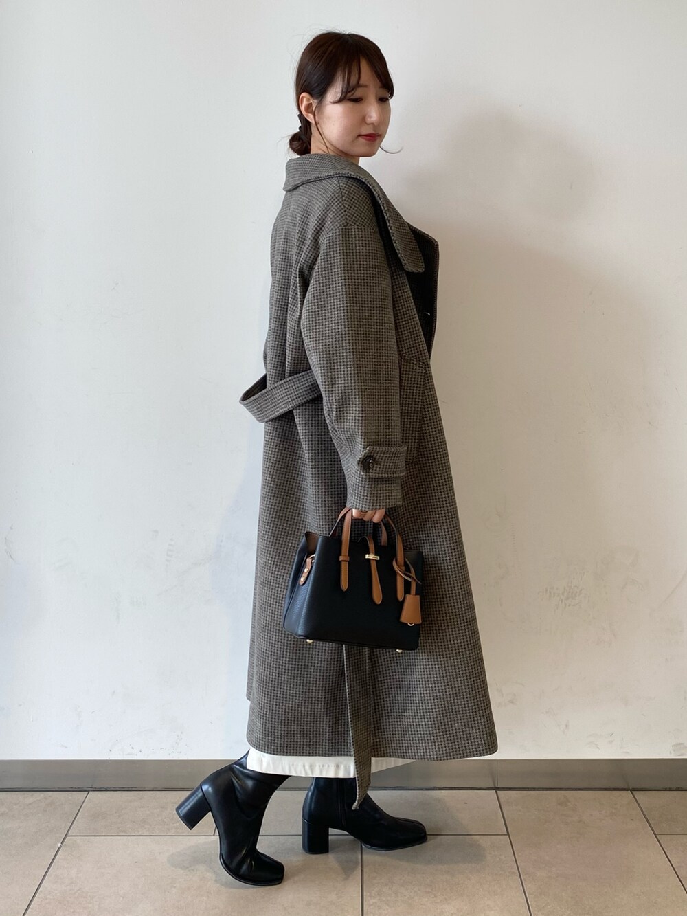 「冬コーデ、ロングコート、マイベストコーデ2024、大人かわいい、クリスマスに着たい服、クリスマスコーデ、カーディガン、ブーツ、タイトスカート、きれいめカジュアル、ママコーデ、センスオブプレイス、SENSEOFPLACE、アーバンリサーチ、ロデスコ」｜「SENSE OF PLACE by URBAN RESEARCHのスタンドカラーロングコート（ステンカラーコート、ブラウン系）」を使った、naoさん（レディース・158cm）の冬コーディネートの4枚目の写真