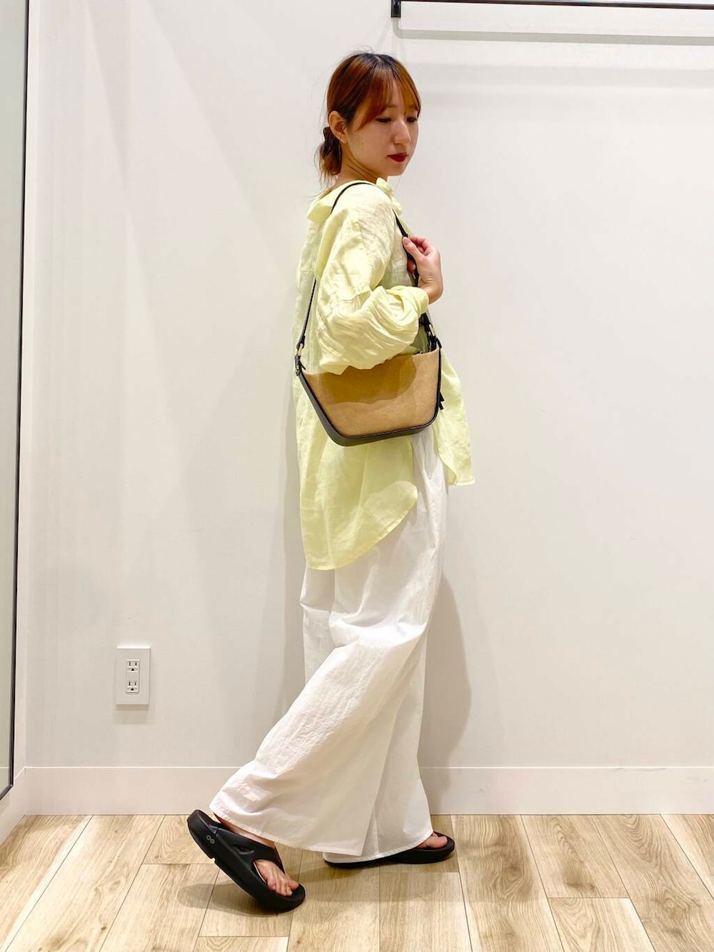 「OOFOSのOOFOS　Ooriginal（サンダル、ブラック系）」を使った、naoさん（レディース・158cm）の夏コーディネートの2枚目の写真