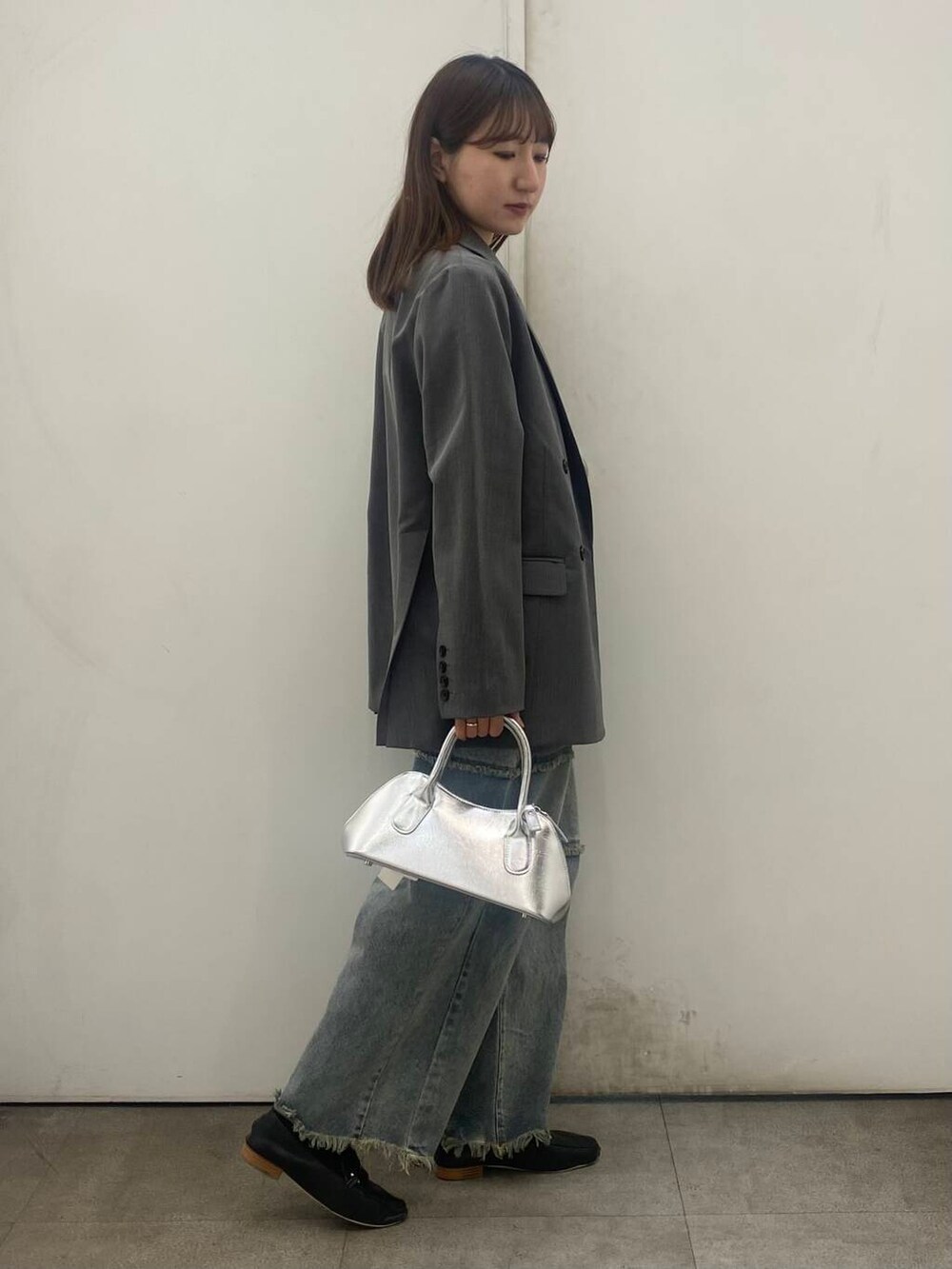 「SENSE OF PLACE by URBAN RESEARCHのハートボストンバッグ（ボストンバッグ、シルバー系）」を使った、naoさん（レディース・158cm）の春コーディネートの3枚目の写真