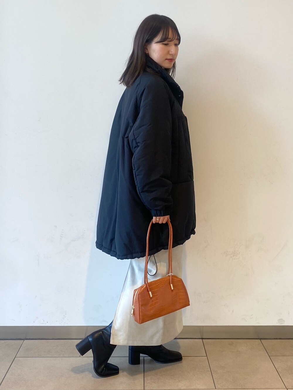 「クリスマスに着たい服、韓国ファッション、おでかけコーデ、休日スタイル、オトナカワイイ、ダウンジャケット、冬アウター、タイトスカート、ブーツ、きれいめカジュアル、プチプラコーデ、ママファッション、センスオブプレイス、SENSEOFPLACE、アーバンリサーチ」|「SENSE OF PLACE by URBAN RESEARCHの『柴田ひかりさん着用』スクエアトウセンターシームストレッチブーツ(ブーツ、ブラック系)」を使った、naoさん(レディース・158cm)の冬コーディネートの4枚目の写真
