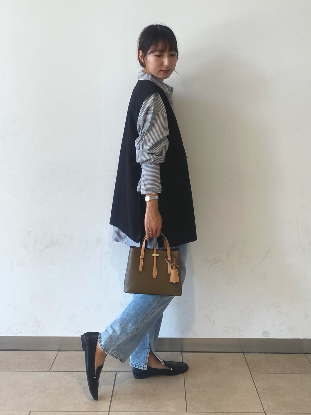 「シャツスタイル、淡色コーデ、秋服準備はじめました、デニム、お出かけコーデ、ラクチンコーデ、秋服、大人かわいい、キレイめカジュアル、ラフコーデ、ジレ、ローファー、センスオブプレイス、SENSEOFPLACE、アーバンリサーチ」|「HEYUMMのHEYUMM ハイウエストストレートデニム(デニムパンツ、ブルー系)」を使った、naoさん(レディース・158cm)の秋コーディネートの2枚目の写真