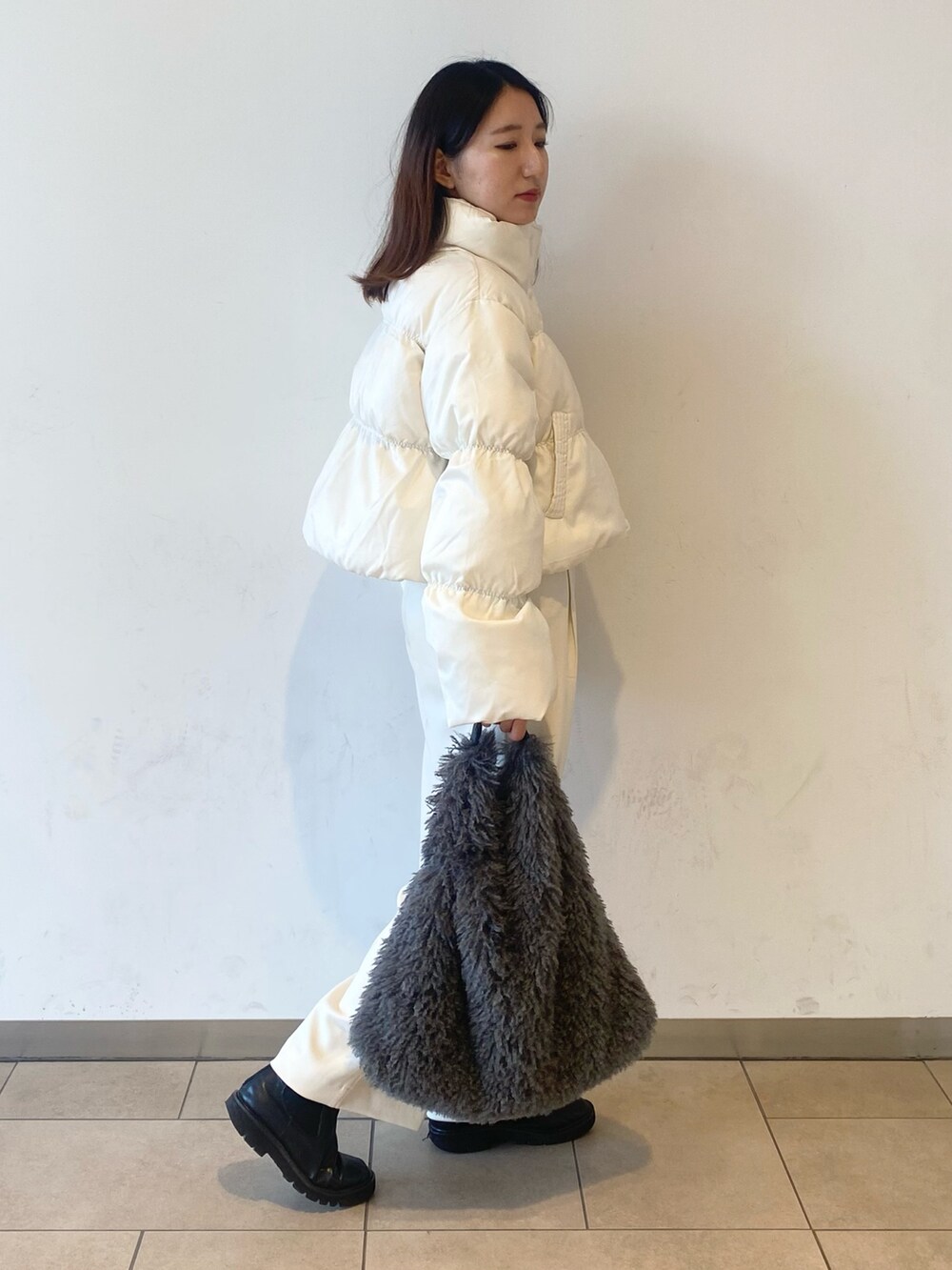 「ホワイトコーデ、クリスマスに着たい服、クリスマスコーデ、韓国ファッション、モノトーン、ブーツ、ダウンジャケット、スラックス、シンプルスタイル、キレイめカジュアル、オトナカワイイ、オトナ女子、センスオブプレイス、SENSEOFPLACE、アーバンリサーチ」|「SENSE OF PLACE by URBAN RESEARCHのストレートスラックスパンツ(スラックス、ホワイト系)」を使った、naoさん(レディース・158cm)の冬コーディネートの2枚目の写真