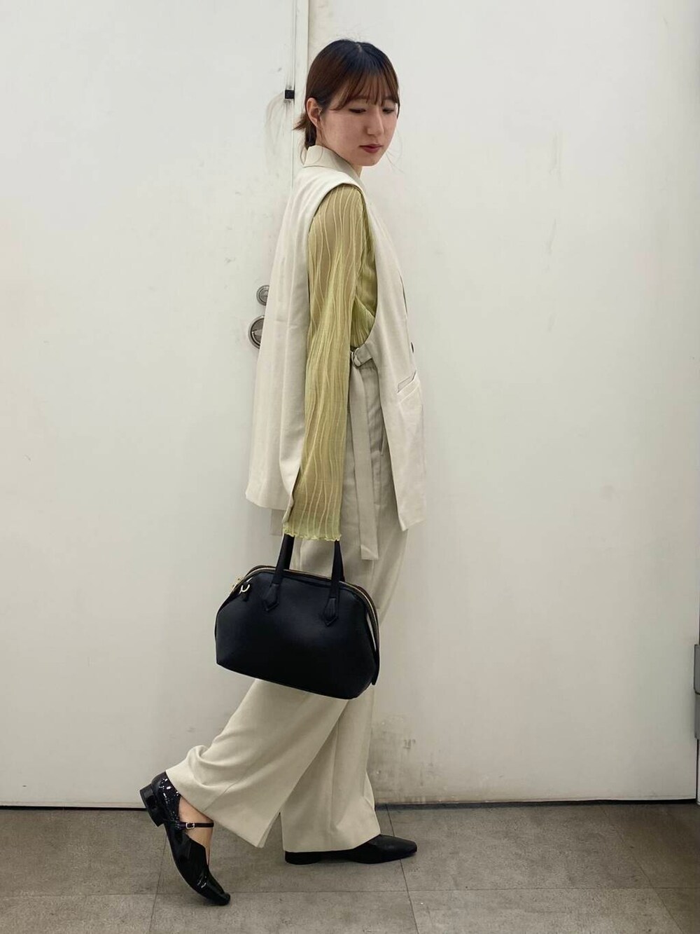 「SENSE OF PLACE by URBAN RESEARCHのメタリックポインテッドシューズ（パンプス、ブラック系）」を使った、naoさん（レディース・158cm）の春コーディネートの2枚目の写真