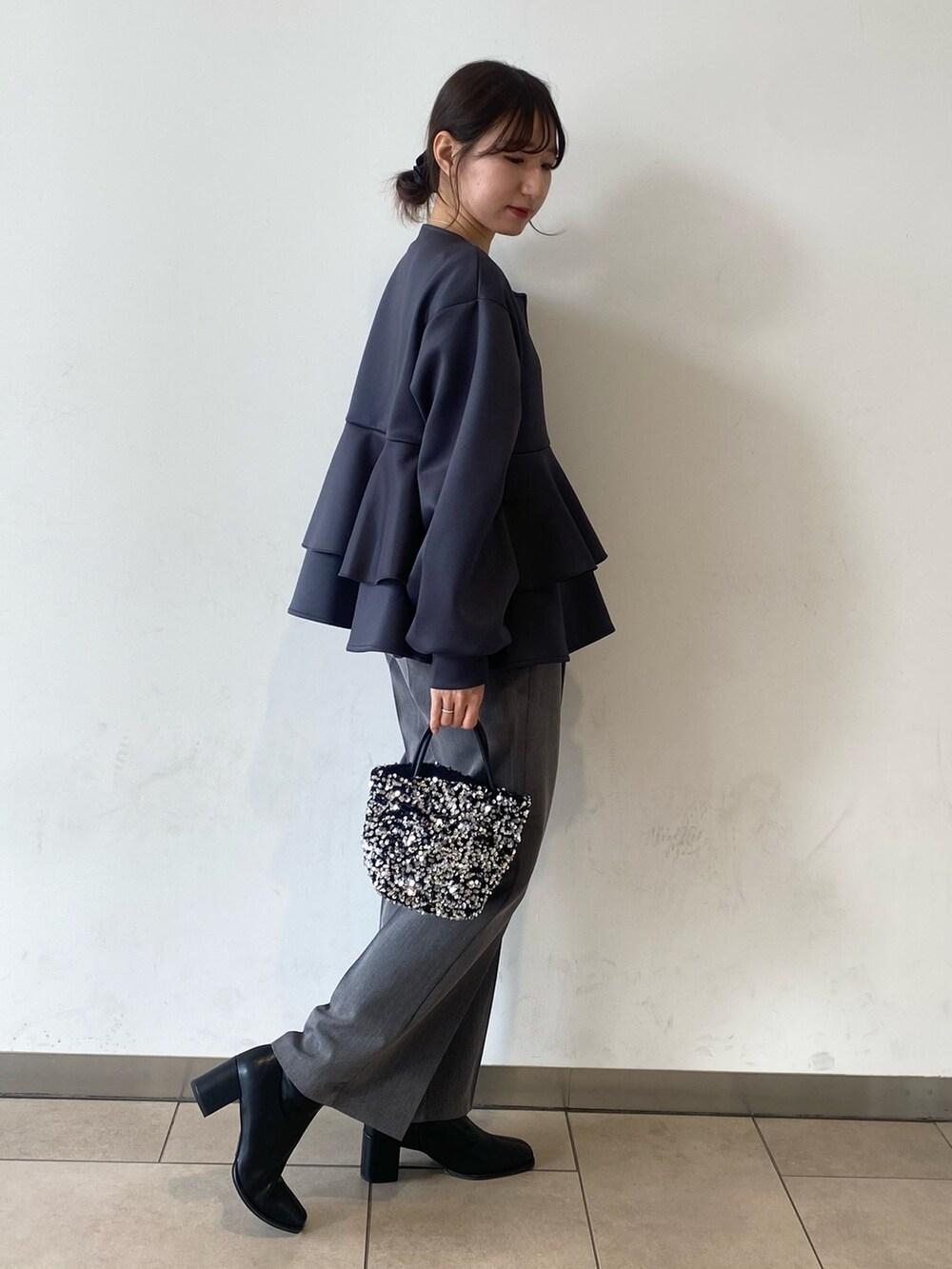 「冬コーデ、ブーツ、ぺプラムトップス、ストレートパンツ、ワントーン、大人コーデ、オケージョン、プチプラコーデ、お出かけコーデ、ママコーデ、きれいめカジュアル、センスオブプレイス、SENSEOFPLACE、アーバンリサーチ、ロデスコ」｜「SENSE OF PLACE by URBAN RESEARCHのフリルペプラムジップカーディガン（カーディガン/ボレロ、グレー系）」を使った、naoさん（レディース・158cm）の冬コーディネートの2枚目の写真