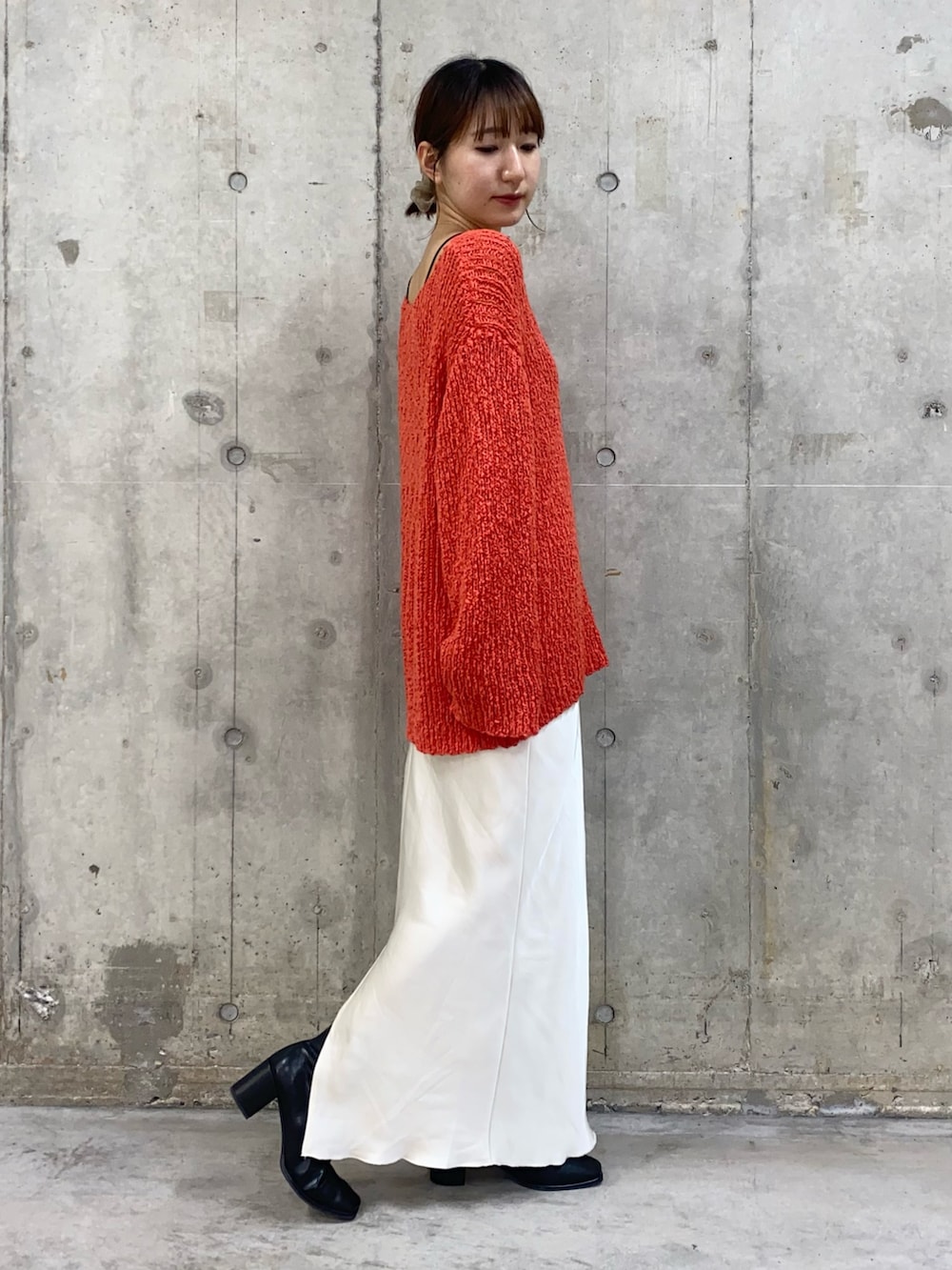 ブラウン系のその他アウター、レッド系のニット/セーター、ホワイト系のスカートを着用したレディースの秋コーディネートの4枚目の写真