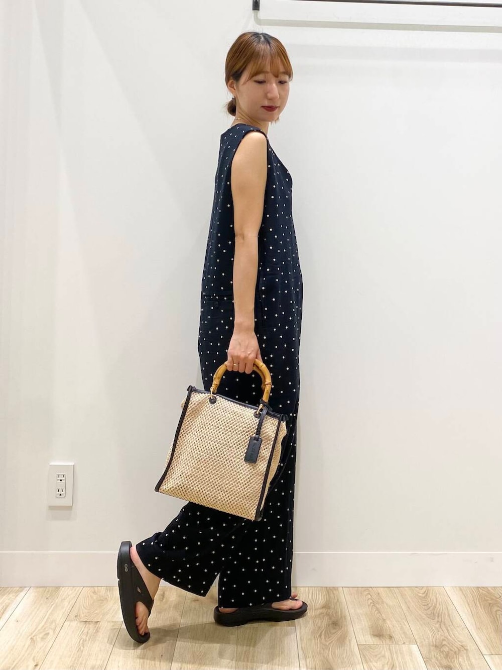 「OOFOSのOOFOS　Ooriginal（サンダル、ブラック系）」を使った、naoさん（レディース・158cm）の春コーディネートの2枚目の写真