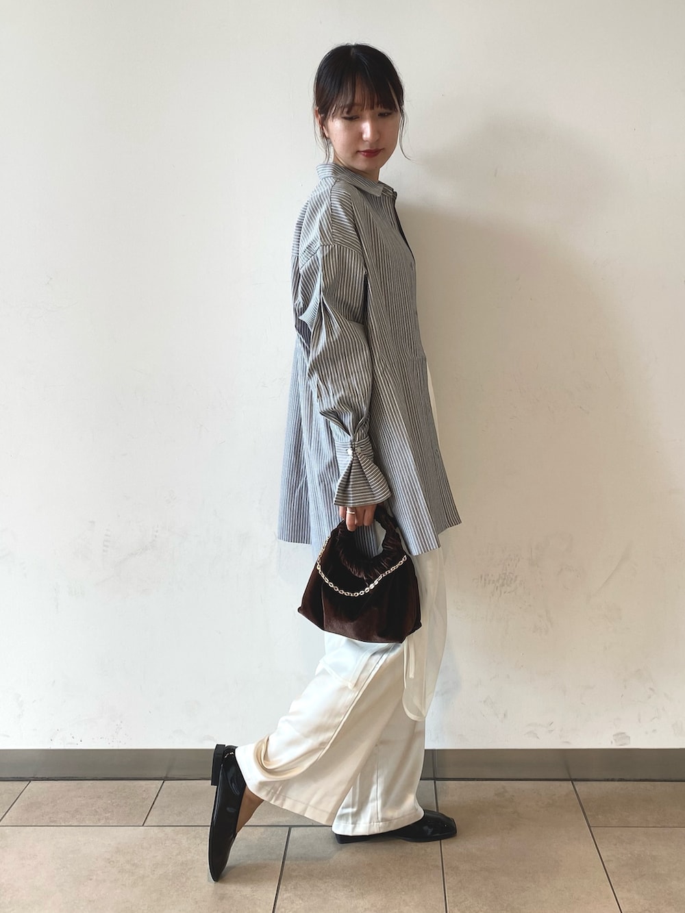 「シャツスタイル、秋服準備はじめました、パンツスタイル、シンプルスタイル、デートコーデ、プチプラ、キレイめ、淡色コーデ、レイヤードスタイル、ストライプ、スカパン、ベロア、センスオブプレイス、SENSEOFPLACE、アーバンリサーチ」|「SENSE OF PLACE by URBAN RESEARCHのシャーリングシアースカートパンツ(その他パンツ、ホワイト系)」を使った、naoさん(レディース・158cm)の秋コーディネートの2枚目の写真