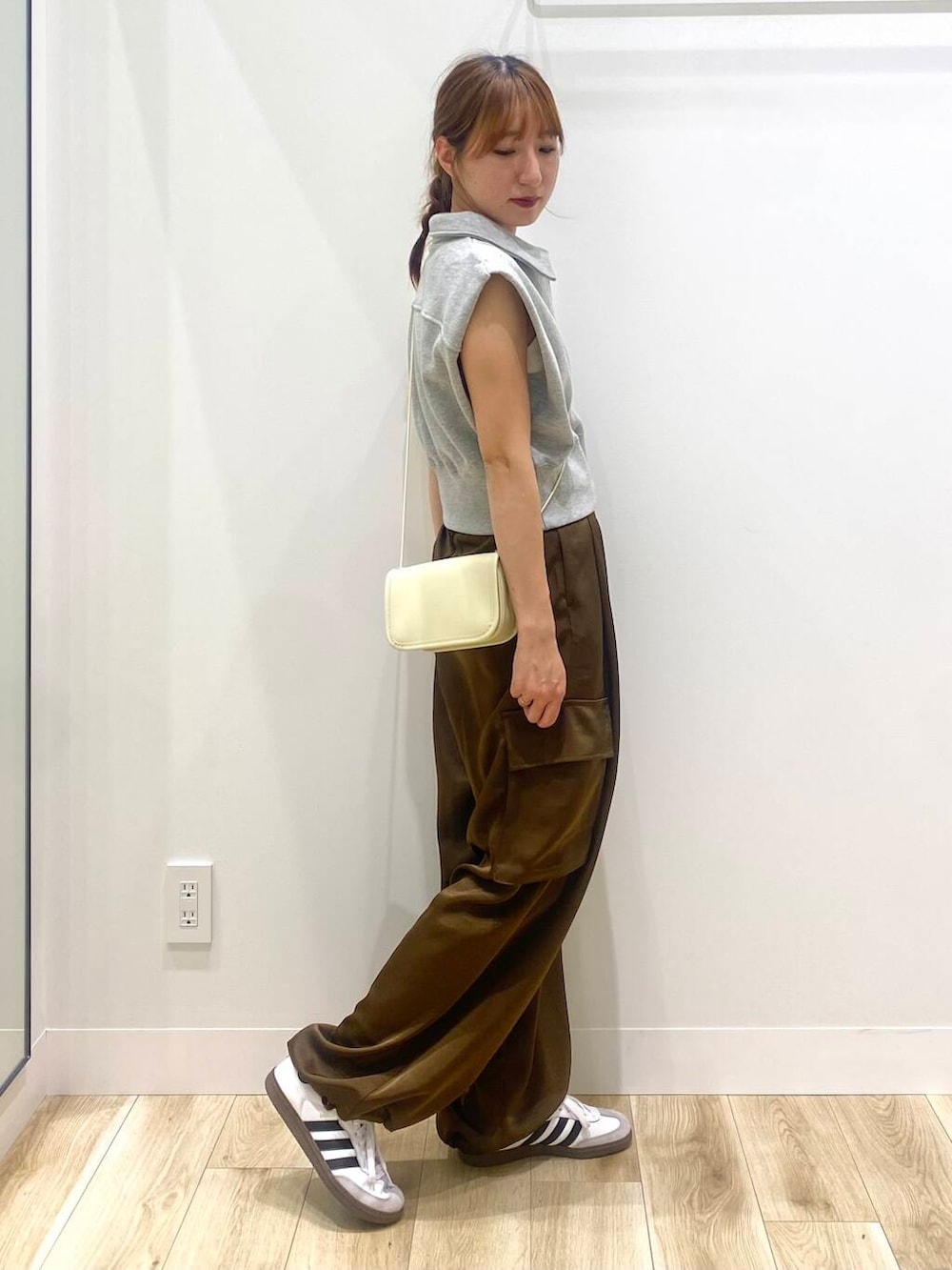 「ITTIの『別注』ITTI×URBAN RESEARCH　MICHELLE ERRAND POUCH（ショルダーバッグ、ホワイト系）」を使った、naoさん（レディース・158cm）の春コーディネートの2枚目の写真