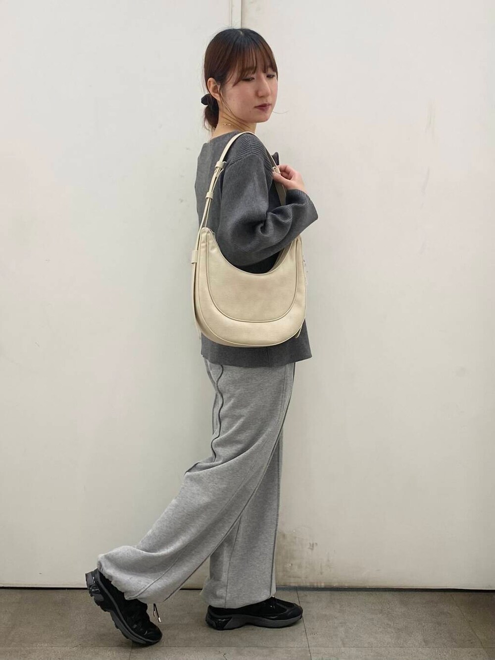 「SENSE OF PLACE by URBAN RESEARCHのハーフムーンバッグ（ショルダーバッグ、ベージュ系）」を使った、naoさん（レディース・158cm）の春コーディネートの2枚目の写真