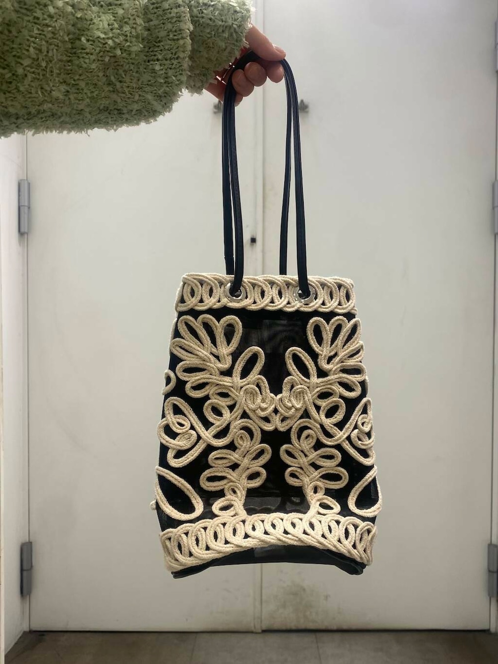 グレー系のその他パンツ、ブラック系のブーツ、ブラック系のショルダーバッグを着用したレディースの冬コーディネートの3枚目の写真