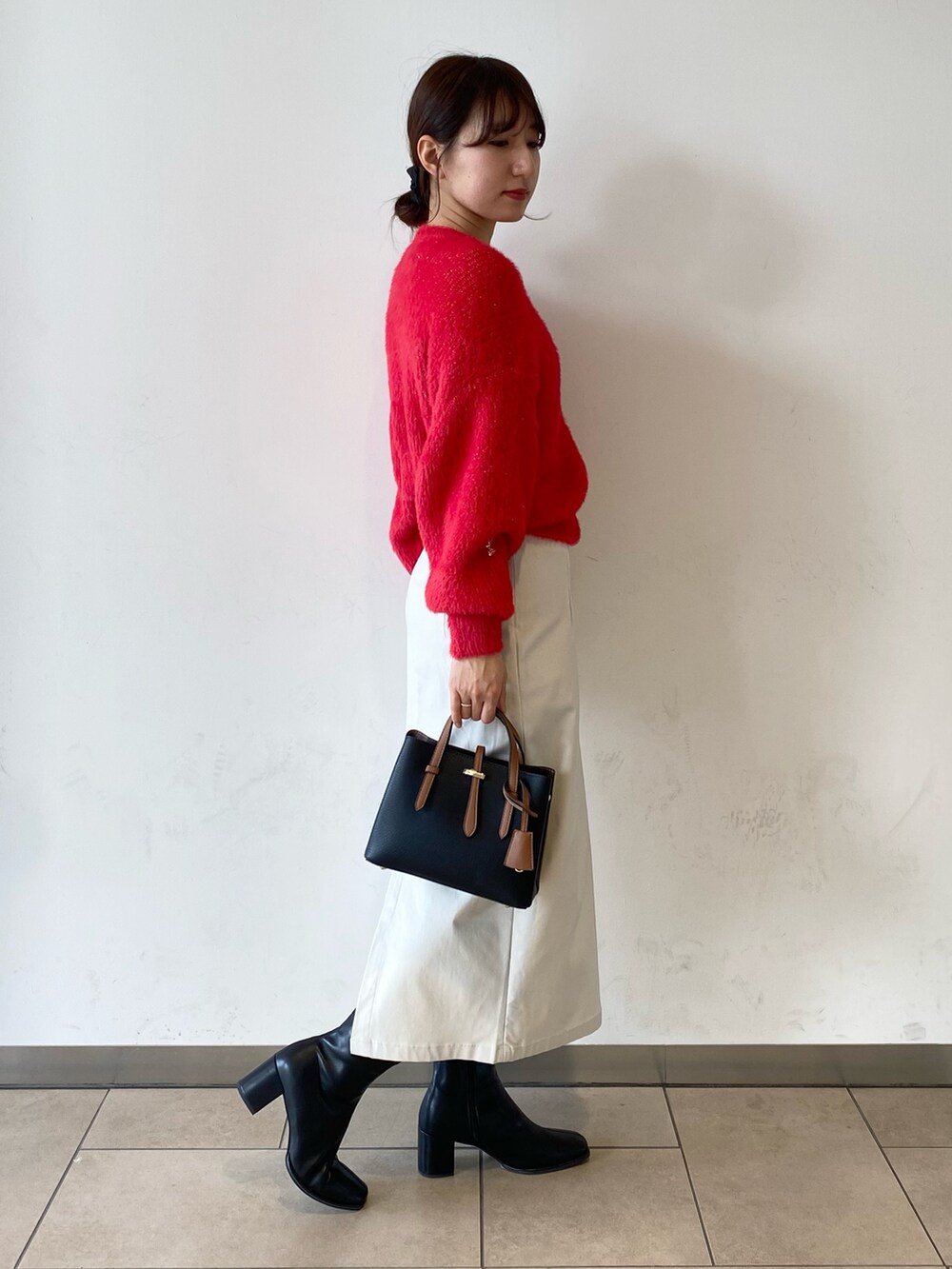 「冬コーデ、ロングコート、マイベストコーデ2024、大人かわいい、クリスマスに着たい服、クリスマスコーデ、カーディガン、ブーツ、タイトスカート、きれいめカジュアル、ママコーデ、センスオブプレイス、SENSEOFPLACE、アーバンリサーチ、ロデスコ」｜「SENSE OF PLACE by URBAN RESEARCHのスタンドカラーロングコート（ステンカラーコート、ブラウン系）」を使った、naoさん（レディース・158cm）の冬コーディネートの3枚目の写真