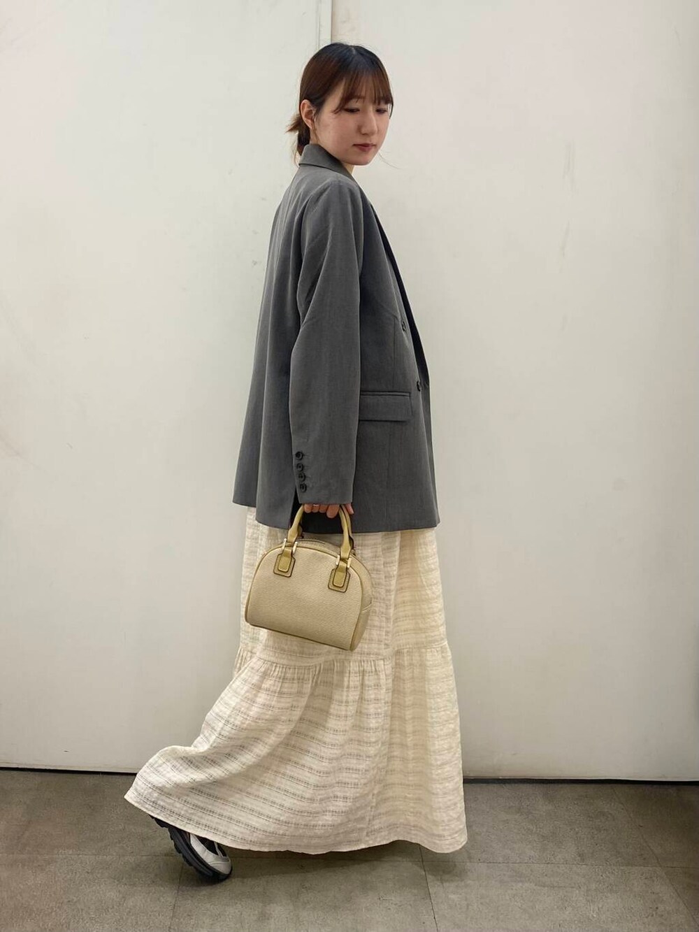「RODE SKOのラウンドミニボストンバッグ（ボストンバッグ、ベージュ系）」を使った、naoさん（レディース・158cm）の春コーディネートの2枚目の写真