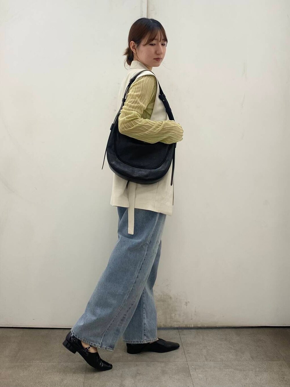 「SENSE OF PLACE by URBAN RESEARCHのメタリックポインテッドシューズ（パンプス、ブラック系）」を使った、naoさん（レディース・158cm）の春コーディネートの2枚目の写真
