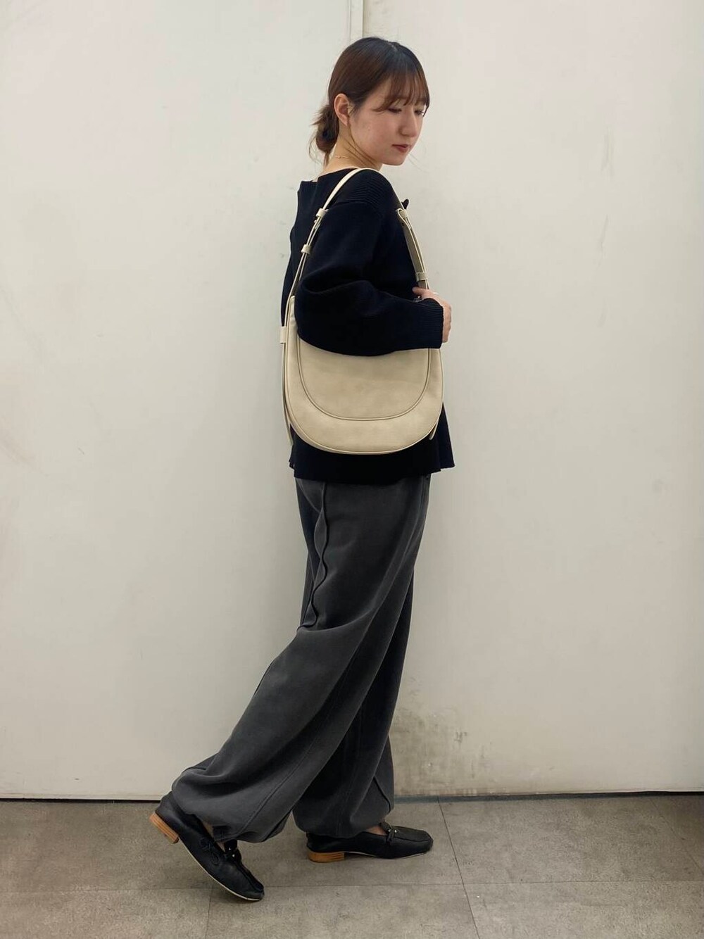 「SENSE OF PLACE by URBAN RESEARCHのハーフムーンバッグ（ショルダーバッグ、ベージュ系）」を使った、naoさん（レディース・158cm）の春コーディネートの2枚目の写真