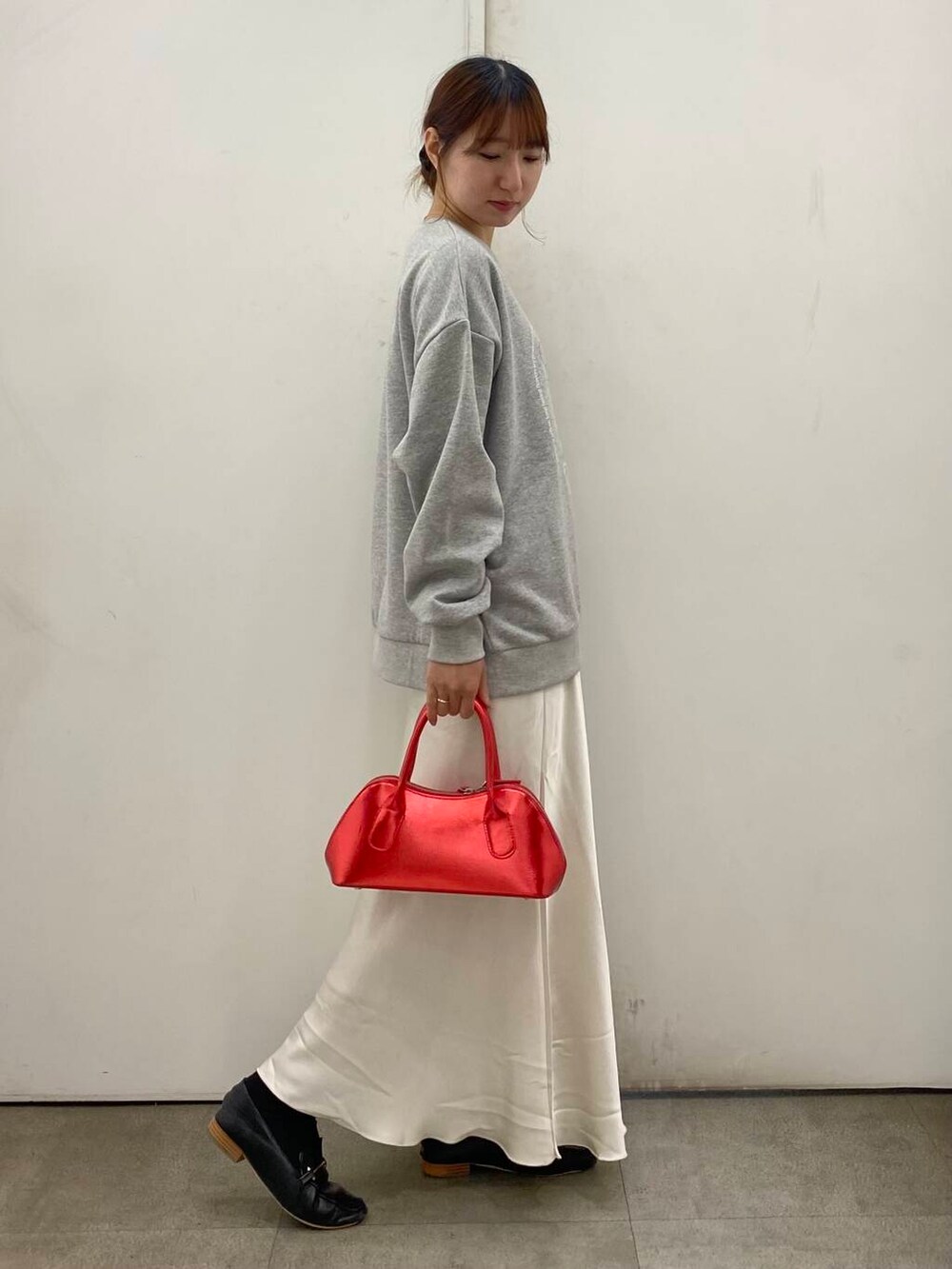 「SENSE OF PLACE by URBAN RESEARCHのハートボストンバッグ(ボストンバッグ、レッド系)」を使った、naoさん(レディース・158cm)の春コーディネートの3枚目の写真