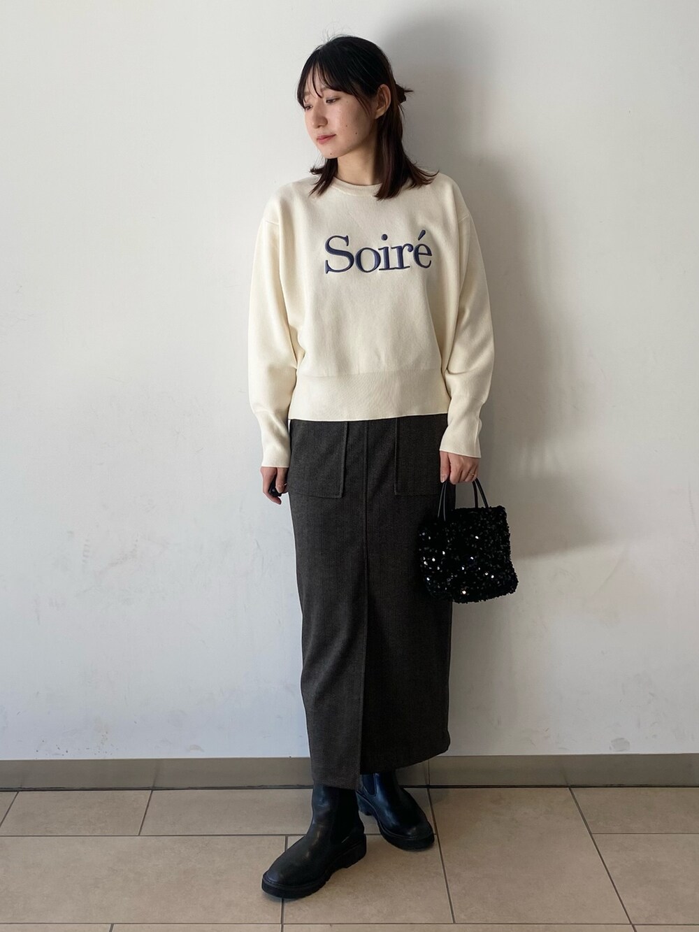 「ホワイトコーデ、クリスマスに着たい服、お出かけコーデ、カジュアルスタイル、アウター、スカートコーデ、キレイめカジュアル、ブーツ、冬アウター、ニット、タイトスカート、センスオブプレイス、SENSEOFPLACE、アーバンリサーチ、ロデスコ」｜「SENSE OF PLACE by URBAN RESEARCHの『UR TECH』モンスターコート（ダウンジャケット/コート、ホワイト系）」を使った、naoさん（レディース・158cm）の冬コーディネートの2枚目の写真