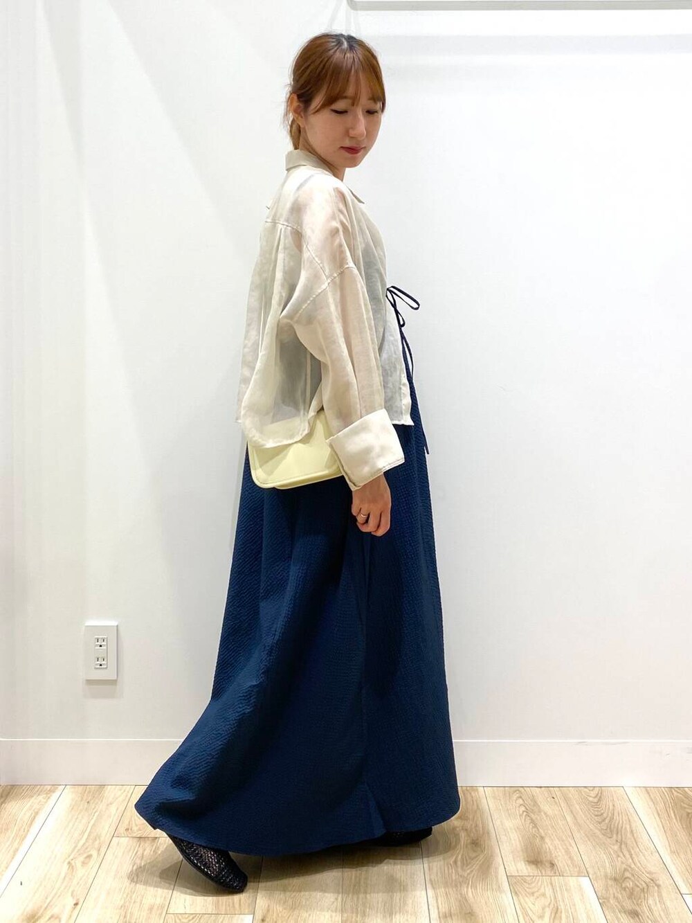 「ITTIの『別注』ITTI×URBAN RESEARCH　MICHELLE ERRAND POUCH（ショルダーバッグ、ホワイト系）」を使った、naoさん（レディース・158cm）の春コーディネートの2枚目の写真