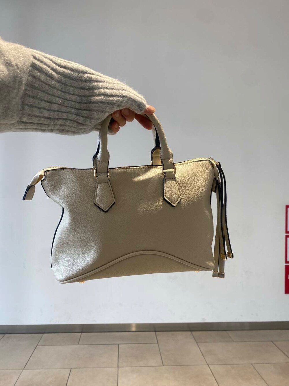 ブラック系のブーツ、グレー系のワンピースを着用したレディースの冬コーディネートの3枚目の写真