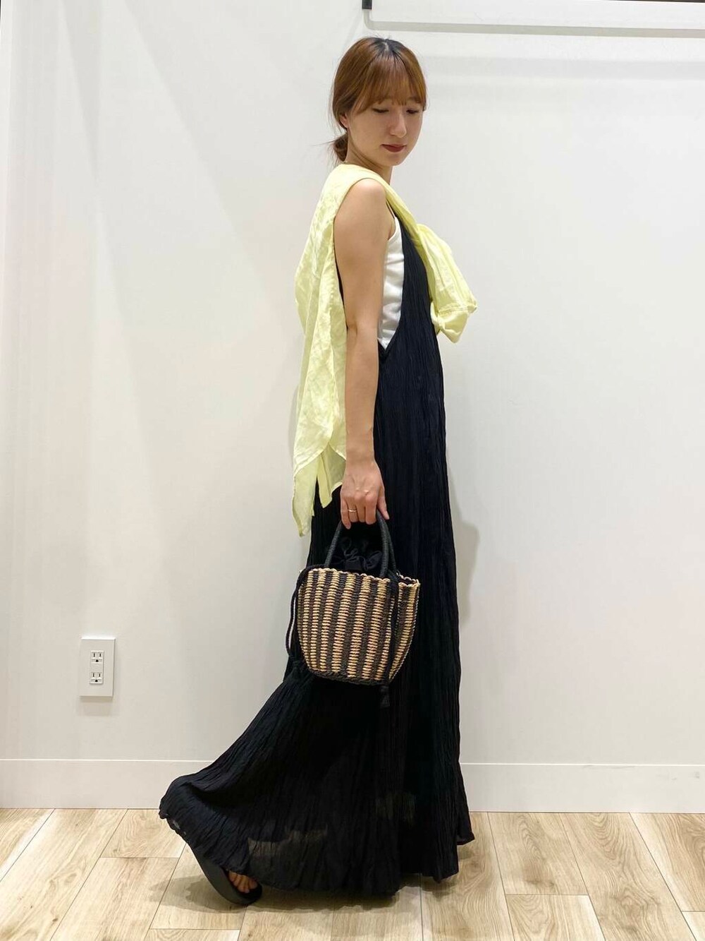 「URBAN RESEARCH DOORSの巾着カゴバッグ（ハンドバッグ、ブラック系）」を使った、naoさん（レディース・158cm）の夏コーディネートの3枚目の写真