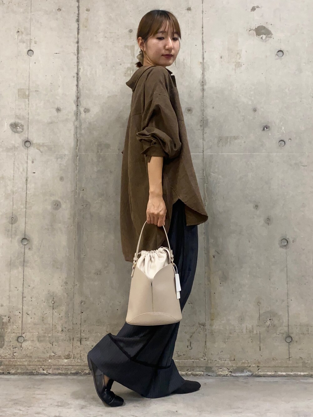 ブラウン系のシャツ/ブラウス、グレー系のその他パンツ、ブラック系のローファーを着用したレディースの秋コーディネートの2枚目の写真