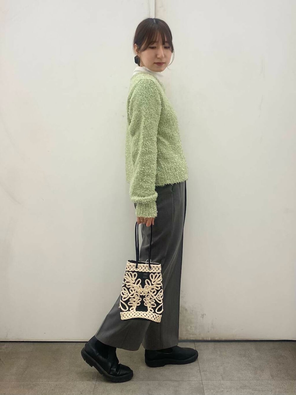 グレー系のその他パンツ、ブラック系のブーツ、ブラック系のショルダーバッグを着用したレディースの冬コーディネートの2枚目の写真