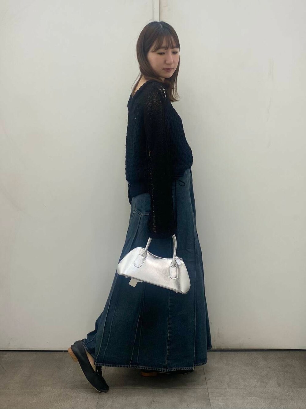 「SENSE OF PLACE by URBAN RESEARCHのハートボストンバッグ（ボストンバッグ、シルバー系）」を使った、naoさん（レディース・158cm）の冬コーディネートの2枚目の写真