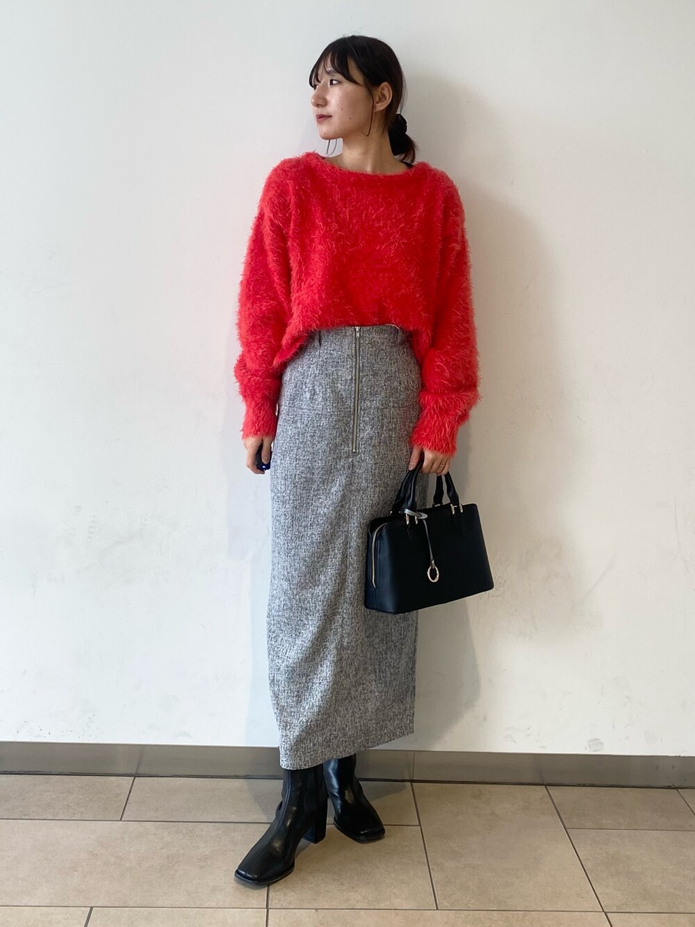 「冬コーデ、ホワイトコーデ、クリスマスに着たい服、ブーツ、ニット、テーマパークコーデ、オトナ女子、きれいめカジュアル、大人かわいい、シャギーニット、タイトスカート、カラーコーデ、センスオブプレイス、SENSEOFPLACE、アーバンリサーチ」|「SENSE OF PLACE by URBAN RESEARCHのフロントジップアイラインスカート(スカート、グレー系)」を使った、naoさん(レディース・158cm)の冬コーディネートの2枚目の写真