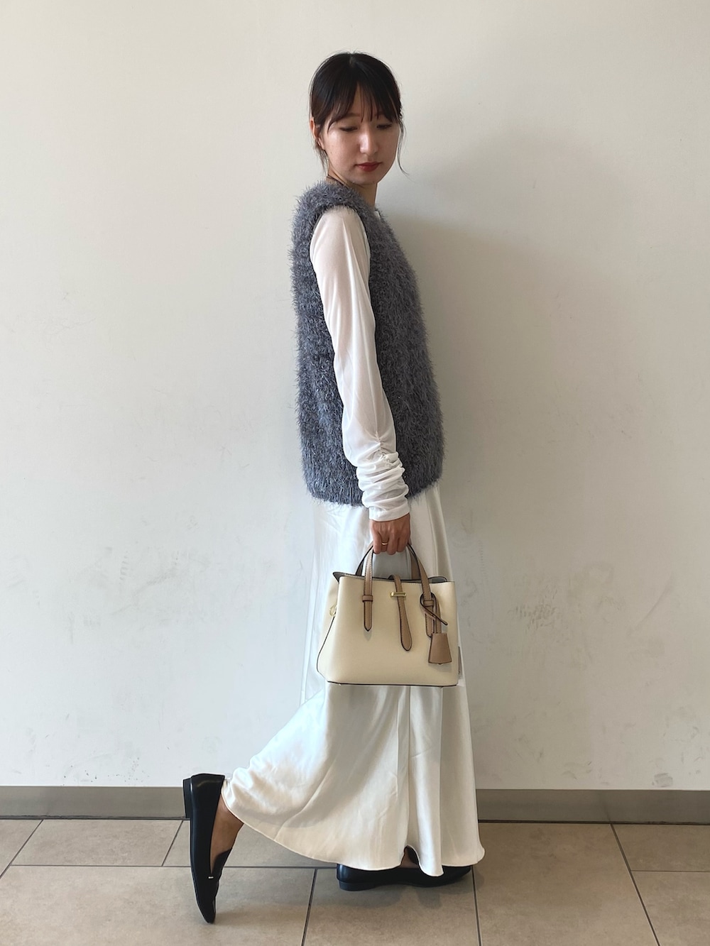「淡色コーデ、デートコーデ、オトナカジュアル、休日スタイル、秋冬コーデ、ローファー、オトナカワイイ、大人女子、ニットベスト、レイヤードスタイル、サテンスカート、センスオブプレイス、SENSEOFPLACE、アーバンリサーチ、ロデスコ」|「SENSE OF PLACE by URBAN RESEARCHの『TALLサイズ/WEB限定』ナローサテンスカート(スカート、ホワイト系)」を使った、naoさん(レディース・158cm)の秋コーディネートの2枚目の写真