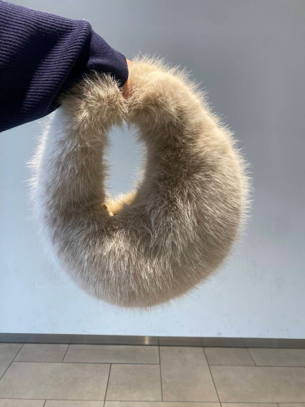 ベージュ系のハンドバッグ、ブラック系のブーツ、ホワイト系のその他パンツを着用したレディースの秋コーディネートの3枚目の写真