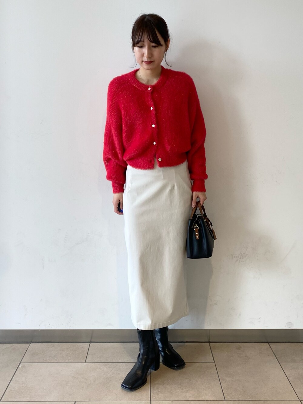 「冬コーデ、ロングコート、マイベストコーデ2024、大人かわいい、クリスマスに着たい服、クリスマスコーデ、カーディガン、ブーツ、タイトスカート、きれいめカジュアル、ママコーデ、センスオブプレイス、SENSEOFPLACE、アーバンリサーチ、ロデスコ」｜「SENSE OF PLACE by URBAN RESEARCHのスタンドカラーロングコート（ステンカラーコート、ブラウン系）」を使った、naoさん（レディース・158cm）の冬コーディネートの2枚目の写真