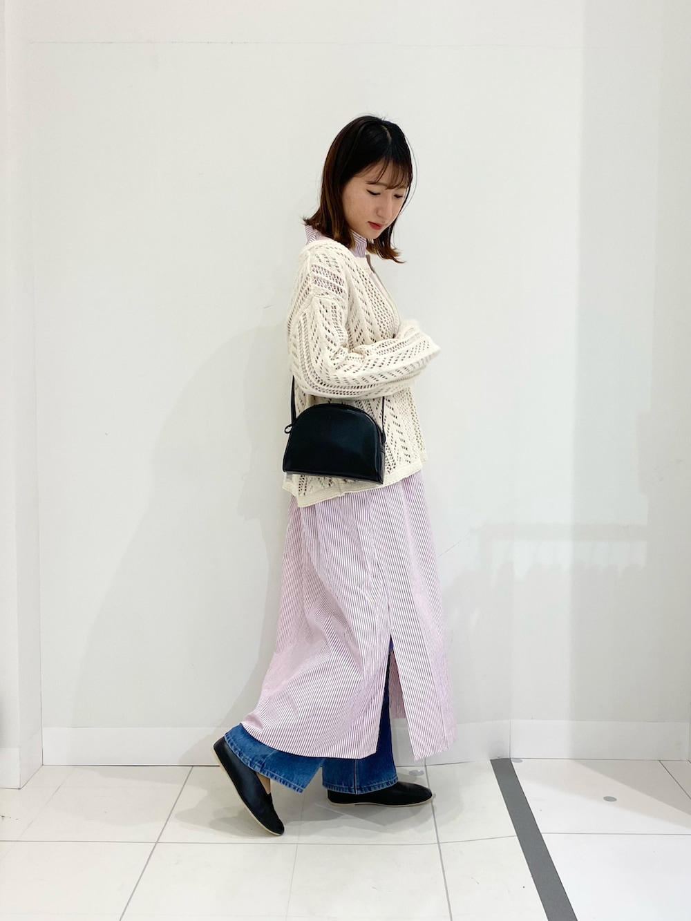 「春服みてみて、休日スタイル、シンプルコーデ、シャツスタイル、シャツワンピ、ストライプ、キーネック、デニム、フレアデニム、センスオブプレイス、SENSEOFPLACE」|「SENSE OF PLACE by URBAN RESEARCHの【One-C/低身長向けサイズ展開あり】コクーンスリーブシャツワンピース(シャツワンピース、パープル系)」を使った、naoさん(レディース・158cm)の春コーディネートの2枚目の写真