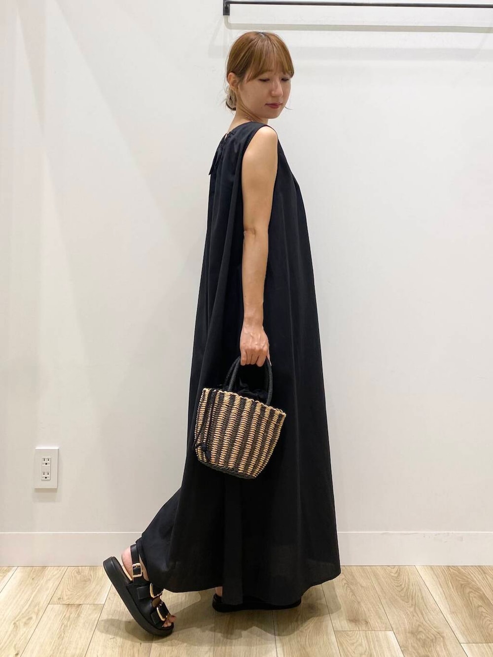 「URBAN RESEARCH DOORSの巾着カゴバッグ（ハンドバッグ、ブラック系）」を使った、naoさん（レディース・158cm）の夏コーディネートの2枚目の写真