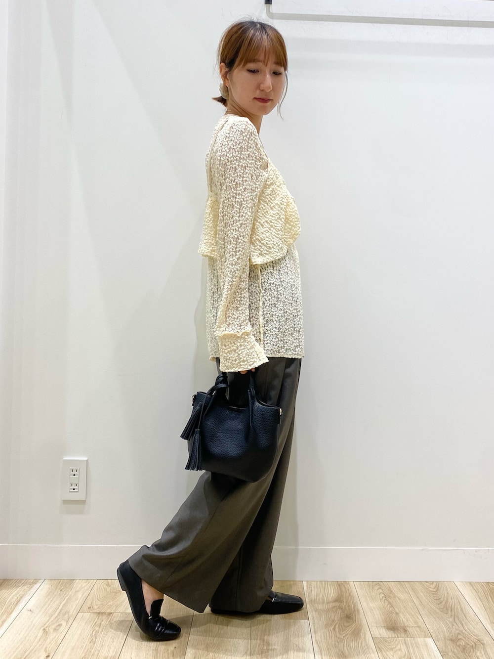 グレー系のその他パンツ、ブラック系のショルダーバッグ、ホワイト系のTシャツ/カットソーを着用したレディースの秋コーディネートの2枚目の写真