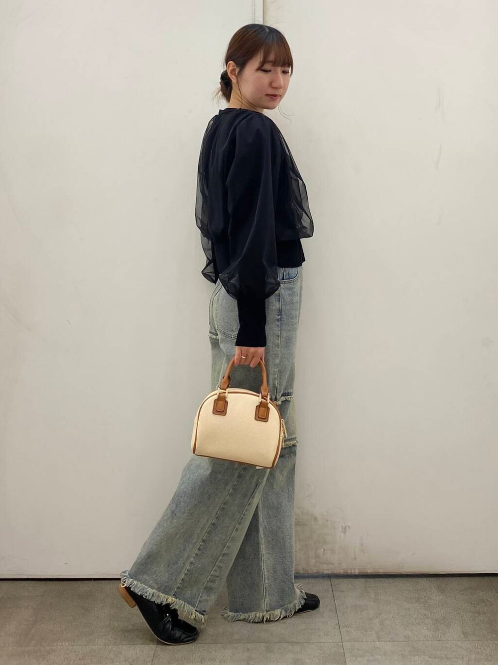 「RODE SKOのラウンドミニボストンバッグ（ボストンバッグ、イエロー系）」を使った、naoさん（レディース・158cm）の春コーディネートの2枚目の写真