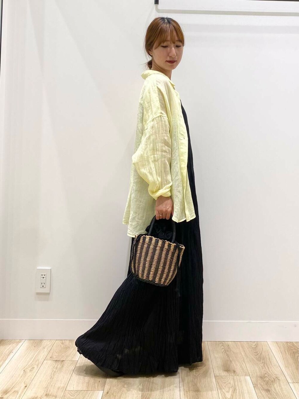 「URBAN RESEARCH DOORSの巾着カゴバッグ（ハンドバッグ、ブラック系）」を使った、naoさん（レディース・158cm）の夏コーディネートの2枚目の写真