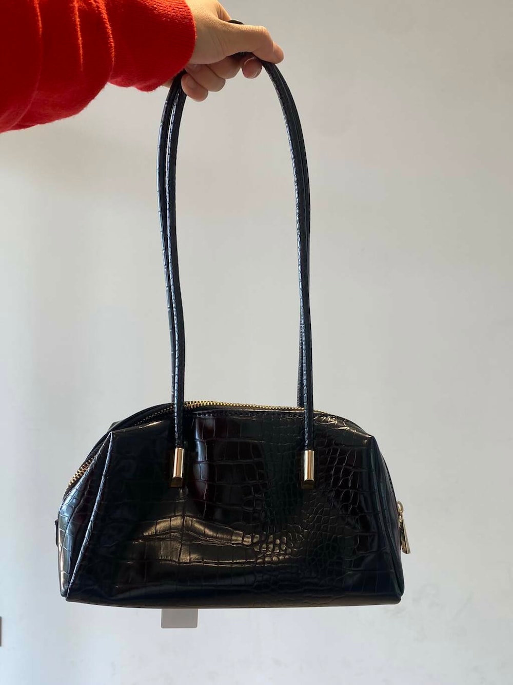 ホワイト系のキャミソール、グレー系のその他パンツ、ブラック系のブーツを着用したレディースの秋コーディネートの3枚目の写真