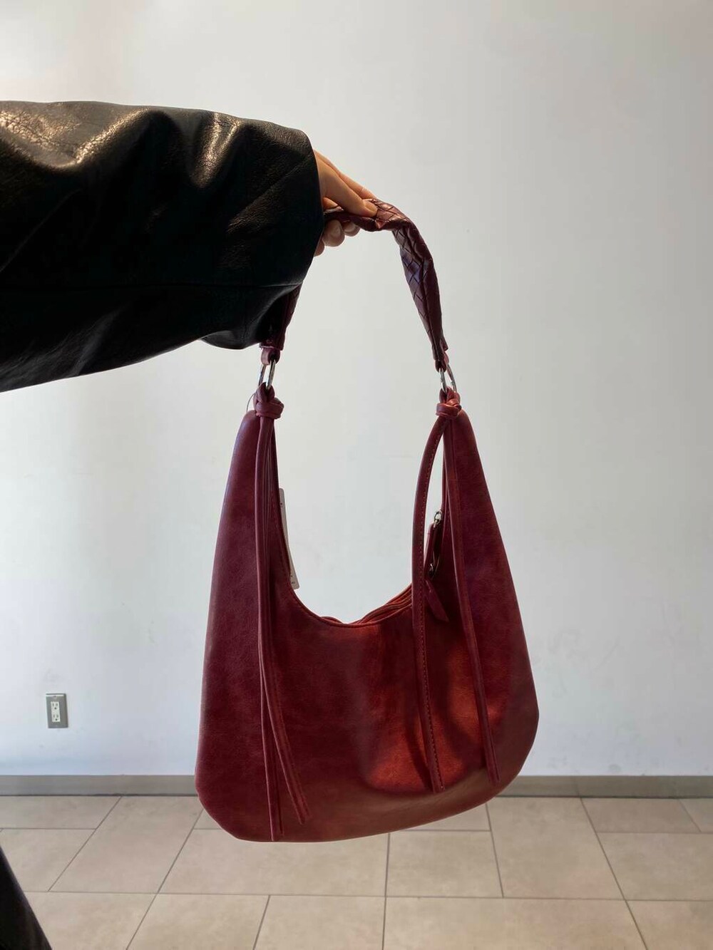 ホワイト系のニット/セーター、ブラック系のブーツ、グレー系のその他パンツを着用したレディースの秋コーディネートの3枚目の写真