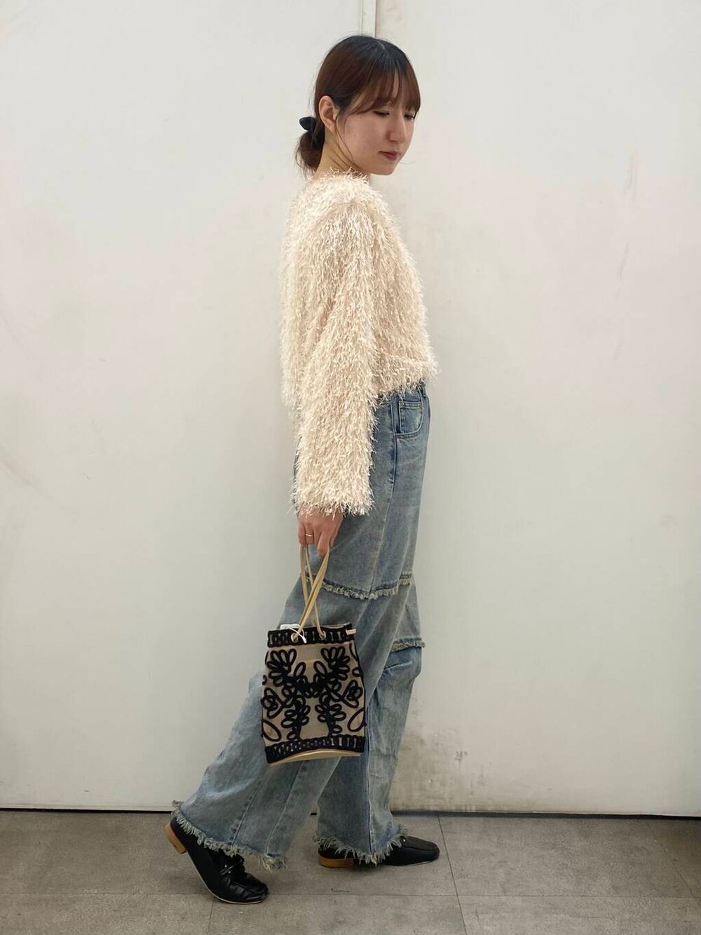 「SENSE OF PLACE by URBAN RESEARCHのパッチワークカーブデニム（デニムパンツ、ブルー系）」を使った、naoさん（レディース・158cm）の春コーディネートの2枚目の写真