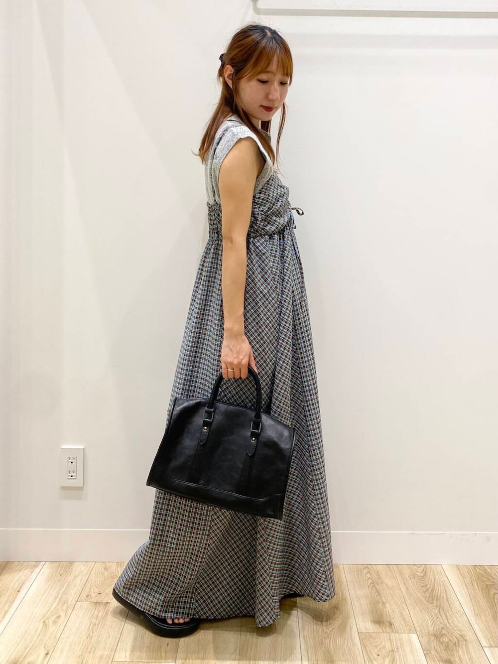 「KBFのヴィンテージライクボストンBAG（ボストンバッグ、ブラック系）」を使った、naoさん（レディース・158cm）の夏コーディネートの2枚目の写真