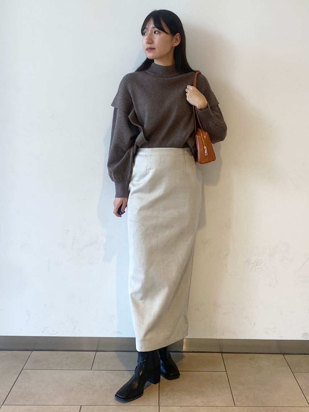 「クリスマスに着たい服、韓国ファッション、おでかけコーデ、休日スタイル、オトナカワイイ、ダウンジャケット、冬アウター、タイトスカート、ブーツ、きれいめカジュアル、プチプラコーデ、ママファッション、センスオブプレイス、SENSEOFPLACE、アーバンリサーチ」|「SENSE OF PLACE by URBAN RESEARCHの『柴田ひかりさん着用』スクエアトウセンターシームストレッチブーツ(ブーツ、ブラック系)」を使った、naoさん(レディース・158cm)の冬コーディネートの2枚目の写真