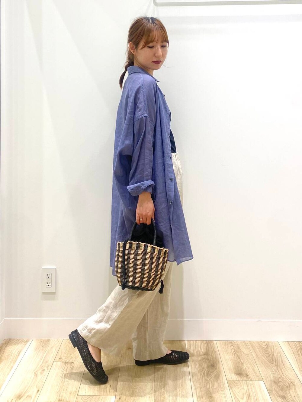 「URBAN RESEARCH DOORSのリネンイージーパンツ（その他パンツ、ベージュ系）」を使った、naoさん（レディース・158cm）の春コーディネートの2枚目の写真