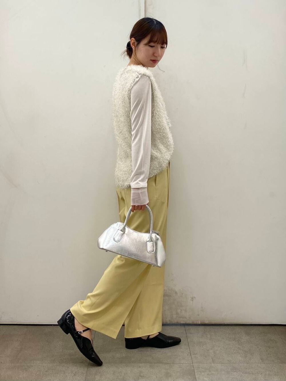 「SENSE OF PLACE by URBAN RESEARCHのルーズタックスラックス(スラックス、イエロー系)」を使った、naoさん(レディース・158cm)の春コーディネートの2枚目の写真