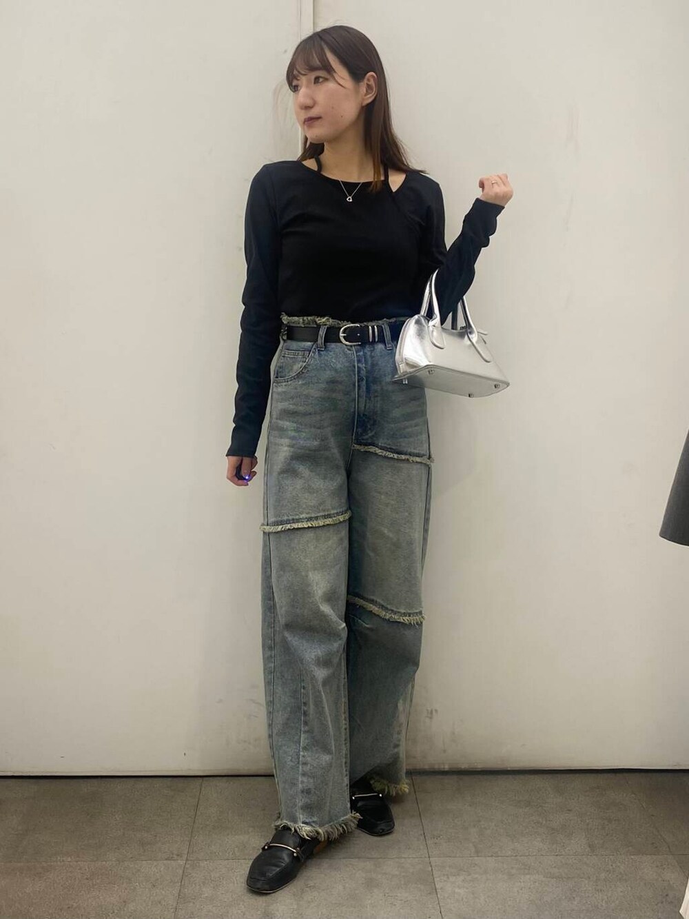 「SENSE OF PLACE by URBAN RESEARCHのハートボストンバッグ（ボストンバッグ、シルバー系）」を使った、naoさん（レディース・158cm）の春コーディネートの2枚目の写真