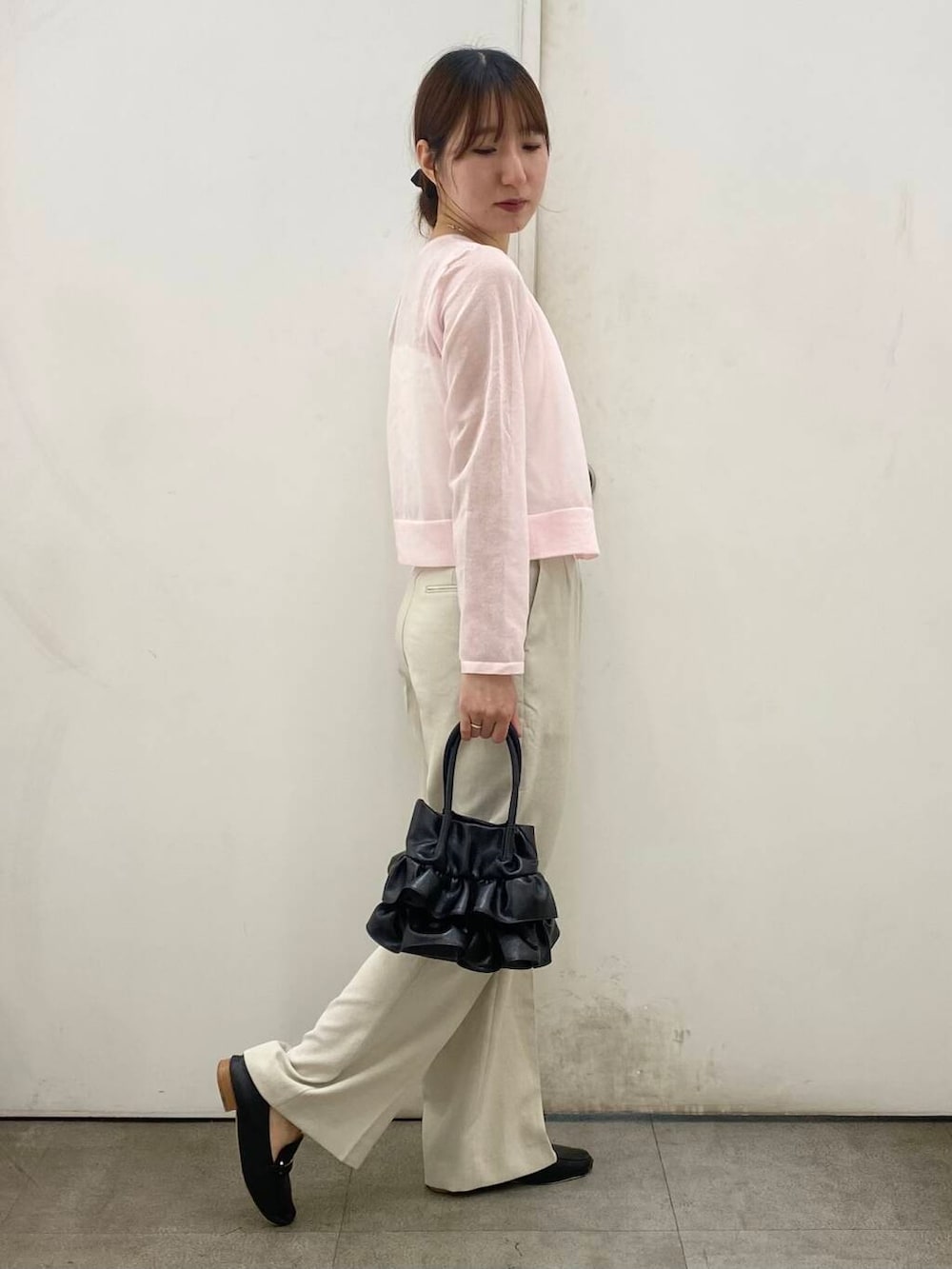 「SENSE OF PLACE by URBAN RESEARCHの『一部WEB限定カラー』ダブルストラップカップツキキャミソール(キャミソール、ホワイト系)」を使った、naoさん(レディース・158cm)の春コーディネートの2枚目の写真