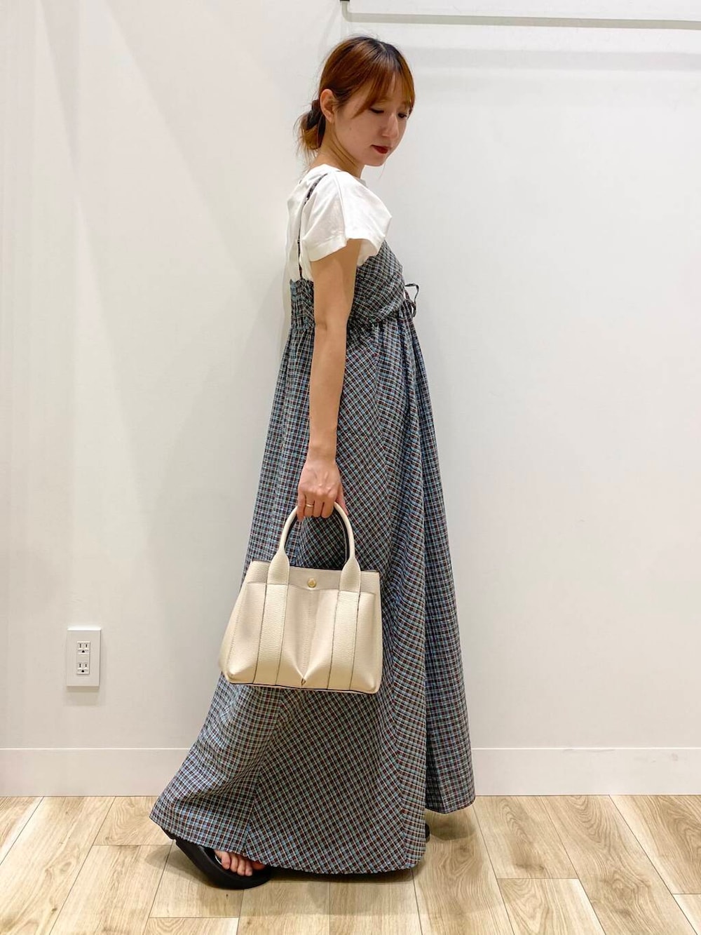 「RODE SKOのプチダブルポケットトートバッグ（トートバッグ、ホワイト系）」を使った、naoさん（レディース・158cm）の夏コーディネートの2枚目の写真